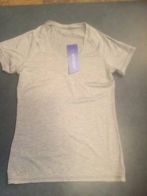 Camiseta esportiva feminina Danskin cinza manga curta desempenho US$ 30 nova com etiquetas - Imagem 1 de 4