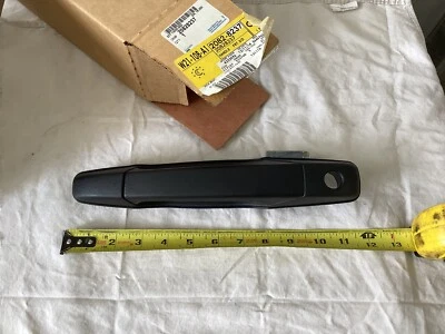 Puerta delantera lateral del conductor, manija exterior, negra NOS, GM OEM 20828237 Foto 1 de 4