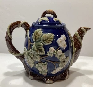 MAJOLICA BLUE TEAPOT BERRIES LEAVES AND FLOWERS WANJIANG NOUVEAU CBK-Ltd-1991 - Picture 1 of 6