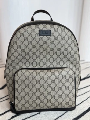 Mochila Gucci GG Supreme média couro, bege/preto, muito bom estado AUTÊNTICA - Imagem 1 de 4