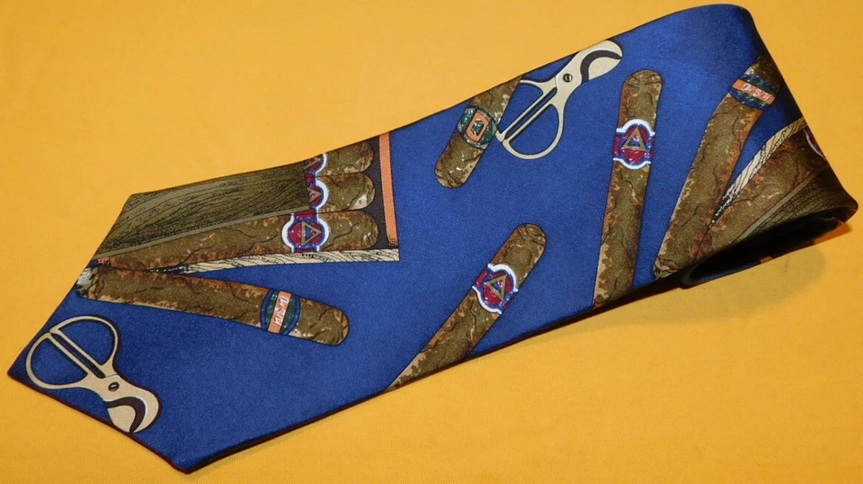 PRESTIGE MADE IN U.S.A. BLUE/BROWN/RED CIGAR MOTIF TIE - TIES - DESIGNER TIES. - Imagem 1 de 3