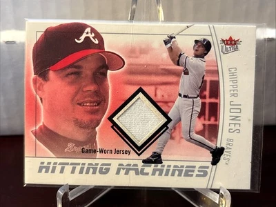 2004 Fleer Ultra CHIPPER JONES Hitting Machines Jersey Card Game Used Braves HOF Foto 1 de 3