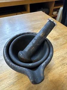 Vintage - Cast iron mortar and pestles - very heavy - 3 pieces - Picture 1 of 4