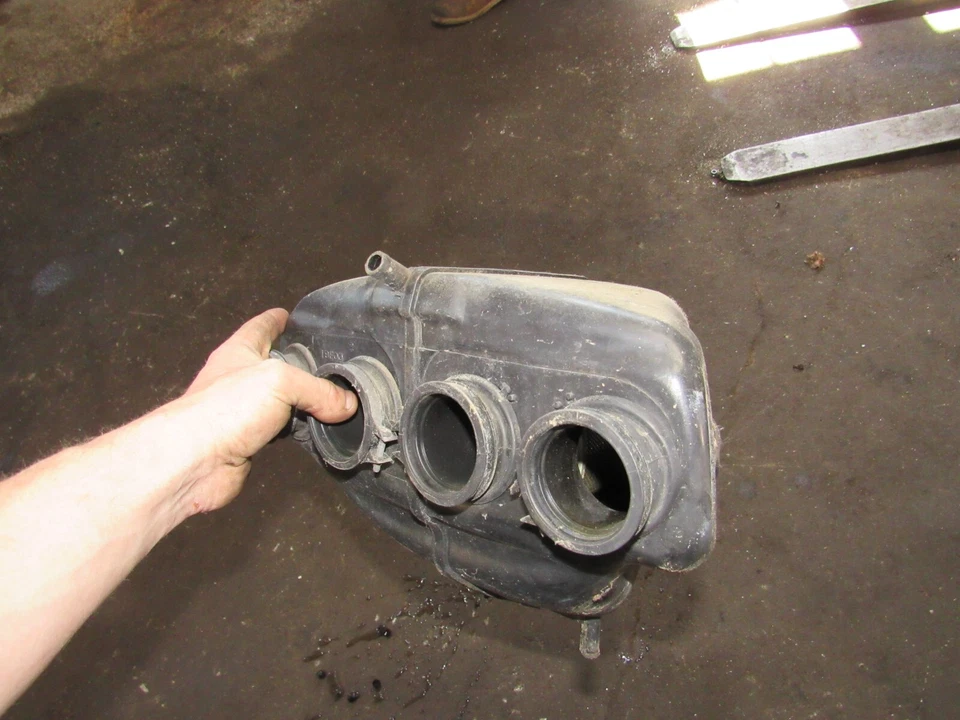 Suzuki GSX600 2004 Katana caja de aire caja de aire respirador de admisión Foto 1 de 1