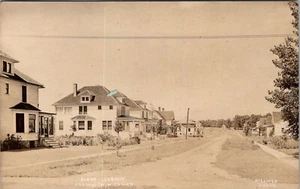 SPEARFISH, SOUTH DAKOTA - McCOLLEY STRASSENSEITIGER MOTORPLATZ - VINTAGE LEINEN POSTKARTE - Bild 1 von 2