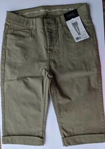 NWT Rafaella Weekend Skimmer Burmuda Shorts Green Comfort Fit Cuffed Womens 8 - Picture 1 of 10