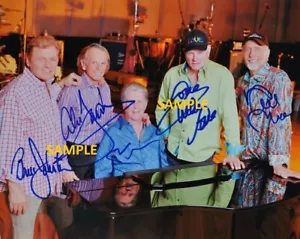 BEACH BOYS BAND NACHDRUCK FOTO 8X10 SIGNIERT HANDSIGNIERT WEIHNACHTEN MANN HÖHLE GESCHENK - Bild 1 von 1