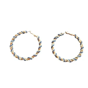 Orecchini a cerchio con perline tono oro blu e beige bigiotteria moda - Foto 1 di 3