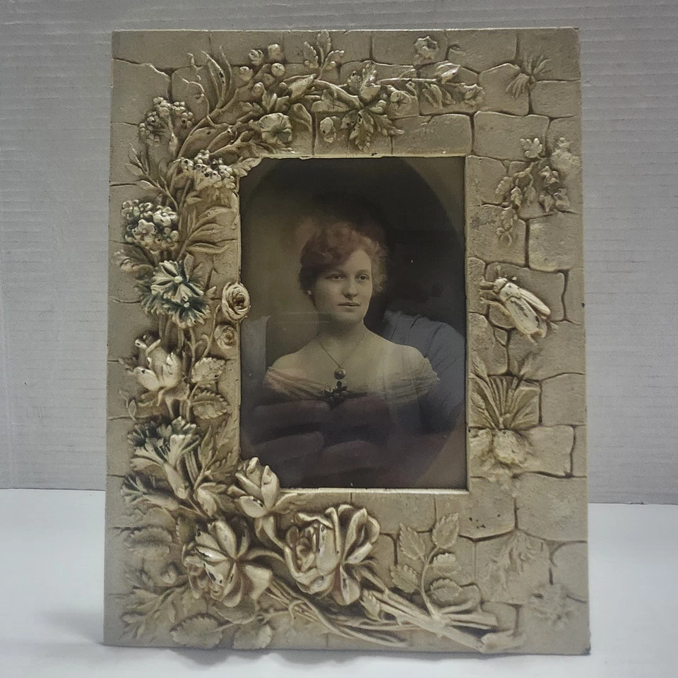 Antiguo marco francés de metal pintado en frío rosas de jardín clavel enredaderas abeja Foto 1 de 4