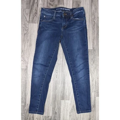 Pantalones de mezclilla azules recortados ajustados con bigotes talla 25 Articles Of Society para mujer Foto 1 de 4