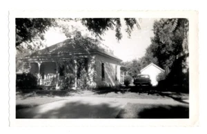 Gefunden B&W Foto 1959 altes weißes Haus & Auto im Schatten - Bild 1 von 2