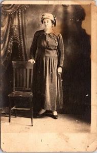 RPPC Echt Foto Postkarte elegante Frau stehend am Stuhl Ganzkörper Anfang 1900 - Bild 1 von 2