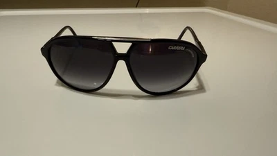 Gafas de sol Carrera para hombre negras degradadas con protección UV estilo retro Carrera Foto 1 de 4