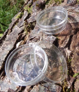 LOT DE  80 PETITS BOITIERS RONDES EN PLEXI  - DIAMETRE 3 CM  AVEC COUVERCLE - Foto 1 di 7