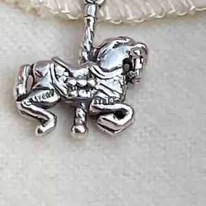 Dije de caballo carrusel retirado James Avery - Imagen 1 de 8