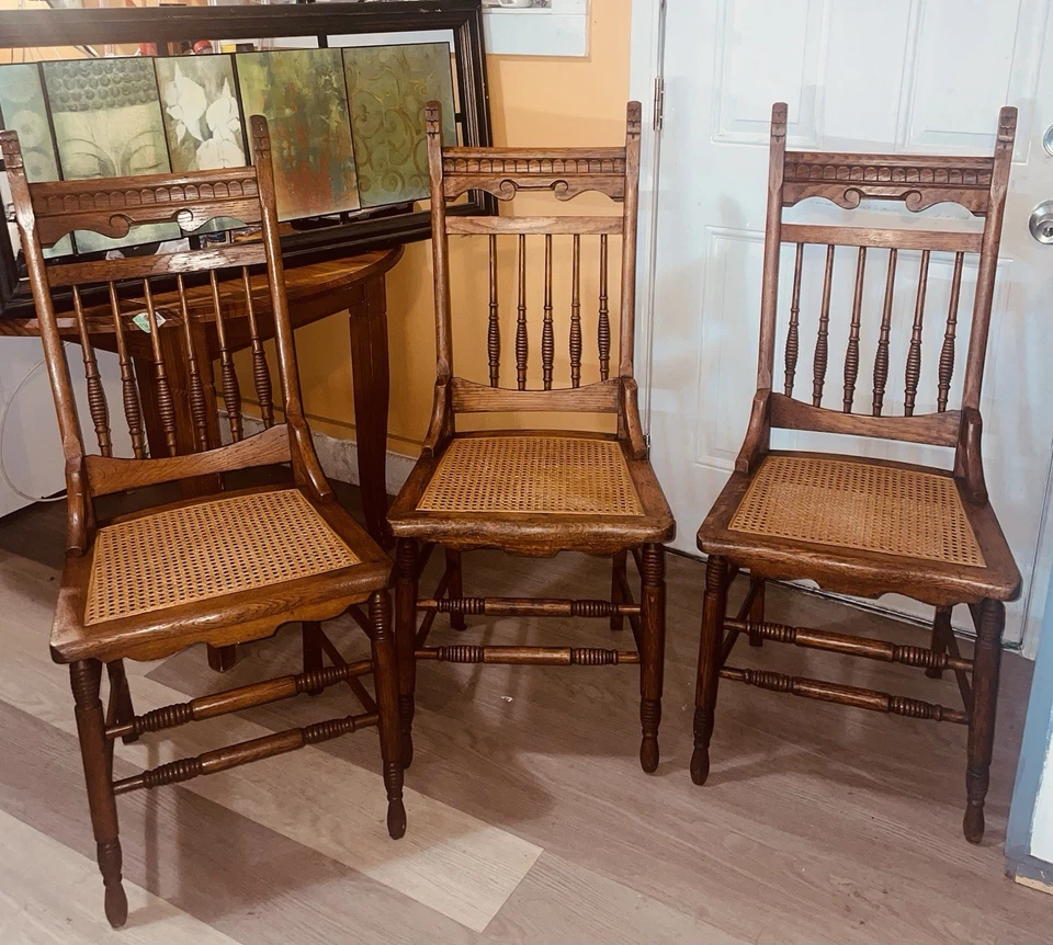 3 sillas de comedor antiguas con respaldo de caña de madera.    silla de respaldo prensado con asiento de bastón, Foto 1 de 4
