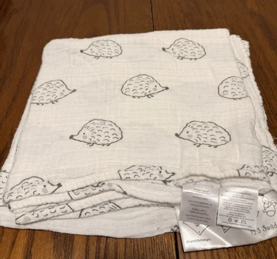 Пеленальное одеяло Swaddle Designs для младенцев ежиков белое серое хлопковое 43 дюйма x 43 дюйма - Изображение 1 из 4
