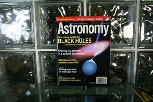 Astronomy Magazine - March 2004 - How Nature Builds Black Holes - Imagen 1 de 1