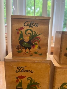 JUEGO DE BIDONES DE MADERA VINTAGE CON GALLOS MCM HARINA AZÚCAR TÉ CAFÉ - Imagen 1 de 10