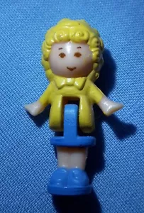 1x Blonde Polly Pocket Figur Bluebird Toys BBT 89 1989 Gelbes Top Blauer Rock - Bild 1 von 3
