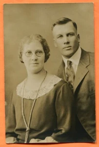 Crystal Falls, MI, Portrait eines Paares, ID'd, Echtfoto Postkarte um 1920 - Bild 1 von 3