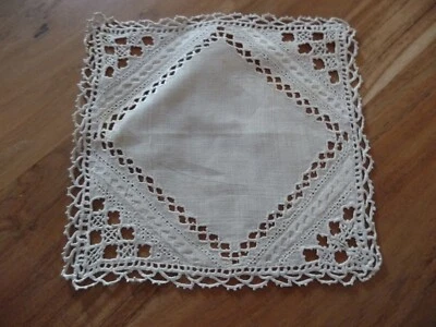 Linge ancien petit  Napperon lin beige   brodé    ( 20.5 x 20.5  cms ) - Photo 1/2