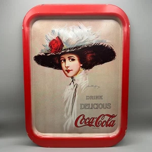 Vintage 1971 Coca Cola Serviertablett Hamilton King 1909 Mädchen großer Hut Metall Cola 1 - Bild 1 von 9