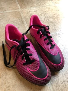 Youth Size 5.5 Nike Soccer Shoes Cleats Pink/Black Excellent Condition - Picture 1 of 4