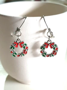 🎄Cute Enamel Christmas Wreath Silvertone Earrings🎄 - Picture 1 of 9