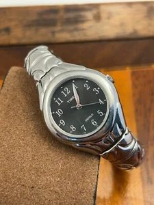 Reloj Timex Mujer Clásico Indiglo Esfera Negra Tono Plateado 28mm - Batería Nueva - Imagen 1 de 5