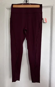 Free People Movement Neu mit Etikett Herzen Flutter Legging in Fig Jam - Medium - Bild 1 von 4