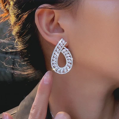 Hollow Out Leaf Pattern Design Silver Plated Cubic Zirconia Bridal Drop Earrings - Imagem 1 de 4