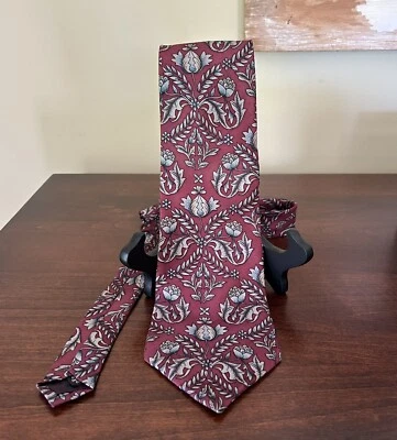 Corbata Monsieur Givenchy para hombre 100 % seda - patrón floral rojo oscuro hecha en EE. UU. Foto 1 de 4