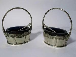 2 saliere stile liberty alpacca argentata/inserto vetro blu + 2 cucchiai sale - Foto 1 di 7