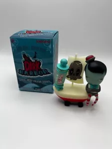 Carro de tracción y especímenes Kidrobot Dark Harbor: Lord Strange - Imagen 1 de 1