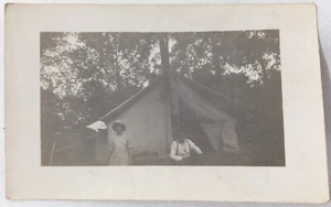 Foto RPPC 1904-1918 de 2 personas acampando - Imagen 1 de 3