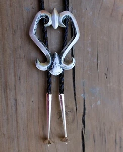 Beautiful Old Large Navajo Sand Cast Sterling Silver Bolo Tie - Picture 1 of 7