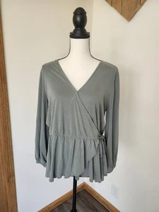 Grünes Wickelshirt mit Bischofsärmeln der Marke Lucky - Bild 1 von 4