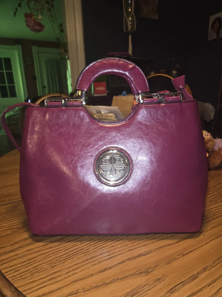 Bolso de mano Dasein para mujer de cuero sintético púrpura medallón bolso usado en excelente estado Foto 1 de 4