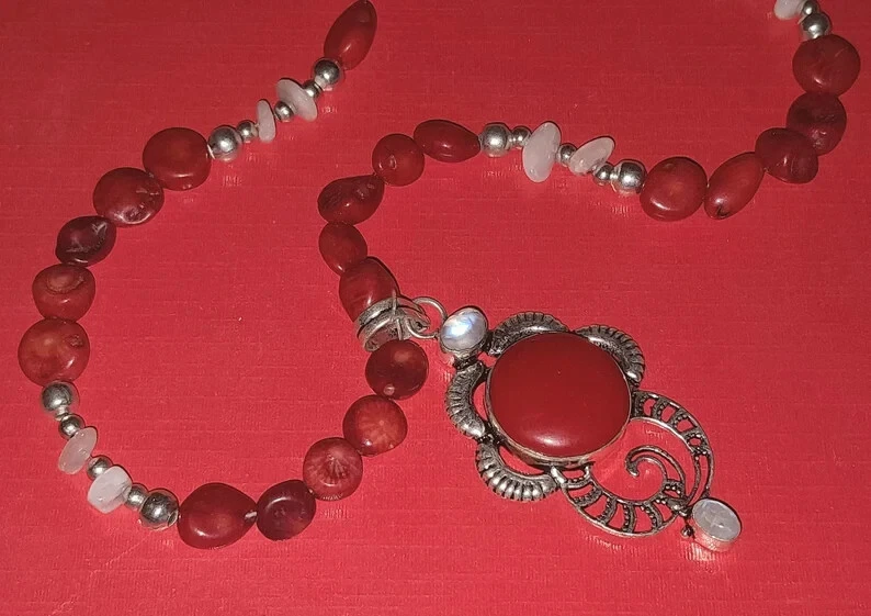 STRAORDINARIA COLLANA CORALLO ROSSO E PIETRA DI LUNA CON PENDENTE IN ARGENTO 925 - Immagine 1 di 4