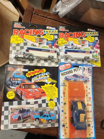 VINTAGE Nascar Memorabilia Richard Petty LOT OF 4 Car Chute Roaring Racers Cover