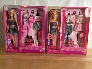 2008 Mattel P1708 P1709 Barbie rosa Puppe Set mit Kleidung & Zubehör ~ 2 Stück - Bild 1 von 24