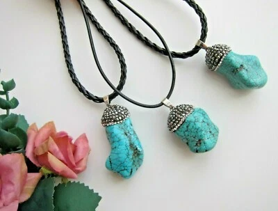 Colgante de pavimento turquesa de forma libre en cable de cuero. Foto 1 de 4