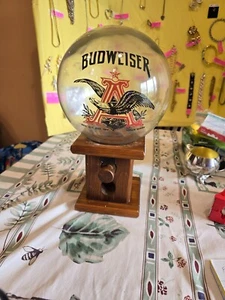Budweiser Süßigkeiten/Erdnuss/Gumball Spender Glaskugel/Holzbasis Bud Bier Display - Bild 1 von 6