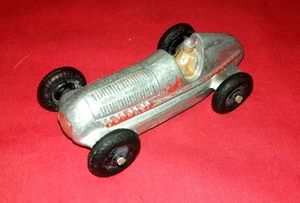 Dinky / Meccano Ltd. MercedesBenz Silver/Red racing car with herringbone tyres - Picture 1 of 12