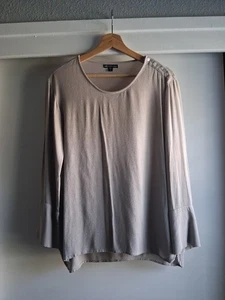 JAMES PERSE Minimalist Career Button-Shoulder Long Sleeve Top Medium Taupe - Bild 1 von 9