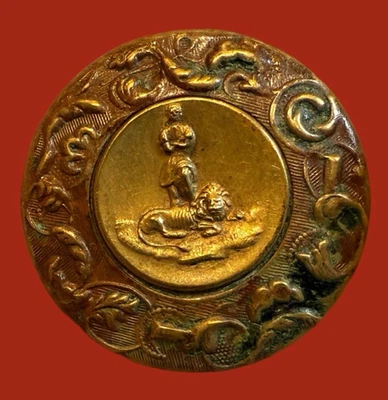 "ANTIGUO BOTÓN DEPORTIVO DOMADOR DE LEONES latón mediano 1 y 1/8"" borde rococó" Foto 1 de 2