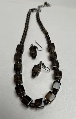 "Cuentas cuadradas de vidrio de color topacio marrón con pendientes de 15""" Foto 1 de 4