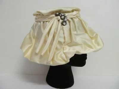 Sombrero Cloche Deco Beige De Colección - Tejido Corona Joya/Cortina Satinada - Creado por Marilyn Foto 1 de 4