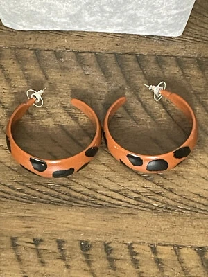 Pendiente de poste de lucite aro negro sobre marrón Foto 1 de 3